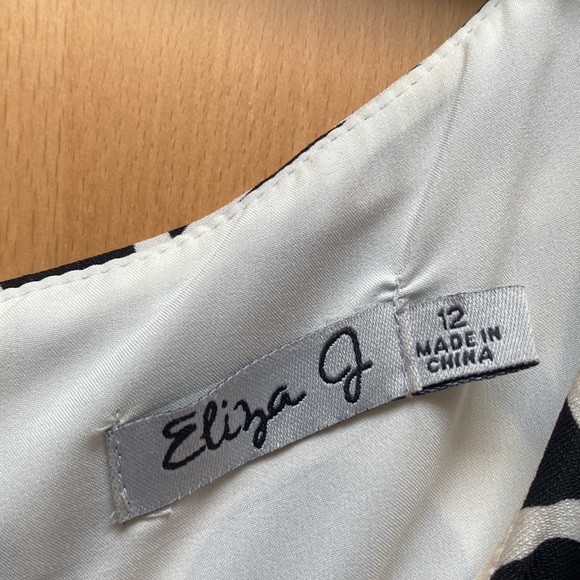 Eliza J Fun patterned mid length and 3/4 sleeve dress - Picture 4 of 5